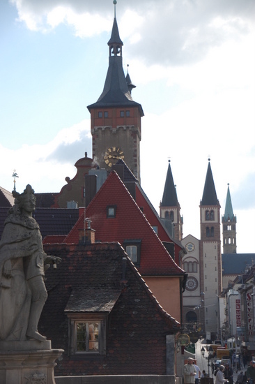 Blick auf Rathaus und Domstraße in Würzburg